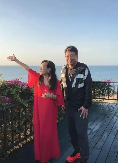 (王芳个人资料简介)主持人王芳被疑怀二胎,穿红裙身材臃肿小腹凸,和