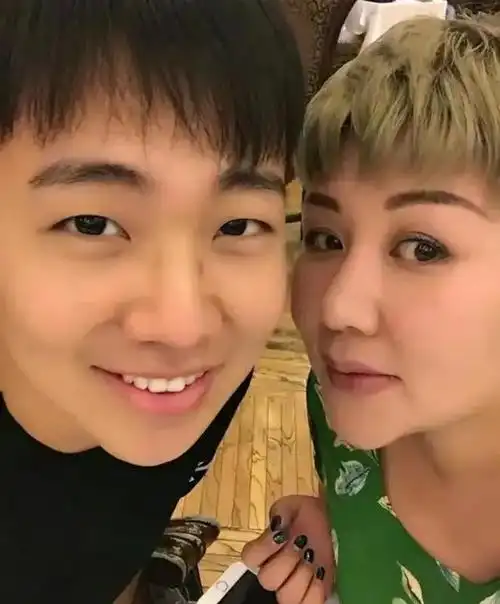 作为德云社的当家主母,王惠一直以口碑良好闻名,她与郭德纲的婚姻也曾