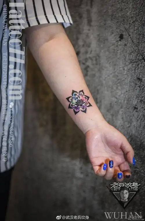 图腾莲花泼墨手腕纹身作品