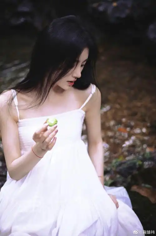 鞠婧祎晒夏日美照一袭白裙清新动人