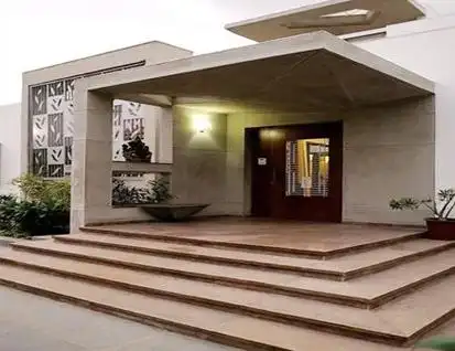 台阶时,一定要注意安全性,并且不要太高,对于楼梯的设计应当尽量平缓