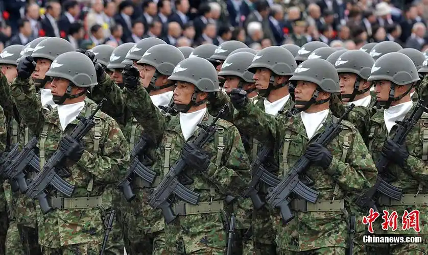 高清:日本自卫队举行阅兵式 新型10式坦克首亮相