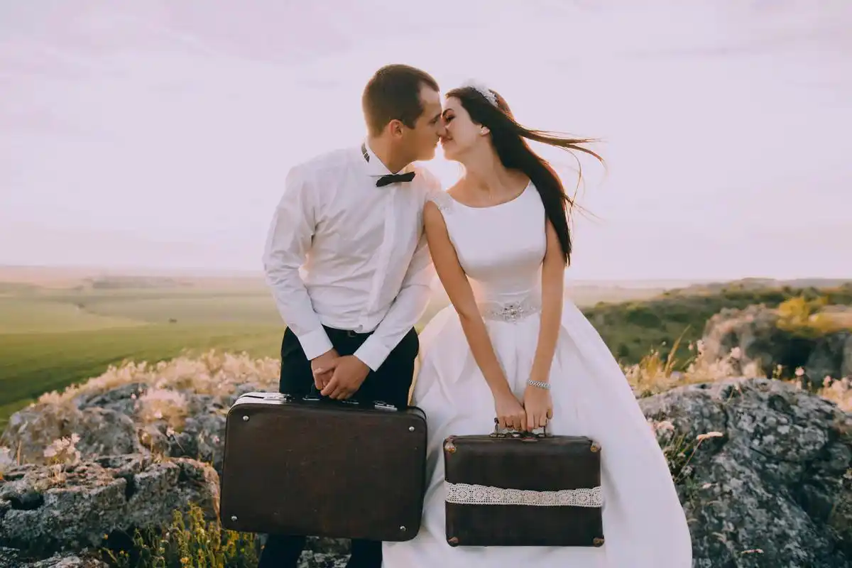 唯美公园情侣拍婚纱照穿白色婚纱礼服的新娘人物风景幸福婚姻情侣幸福