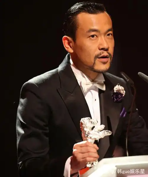 黄晓明发博恭喜王景春喜提影帝,网友:景春叔叔好,晓明哥哥加油