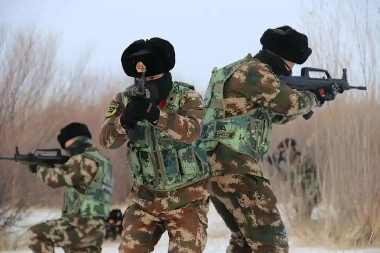 2月28日,呼伦贝尔市新巴尔虎左旗第二公安边防大队的官兵正在进行