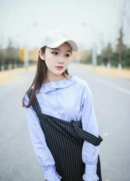 戴鸭舌帽背带裙清纯娇巧美女秋日唯美写真集