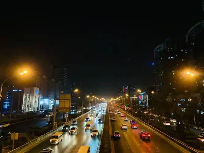 北京冬季夜晚街头的车流