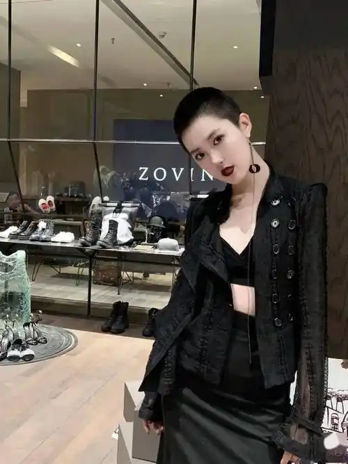 清爽利落的基础寸头可以;寸头不是男生专属,女孩也可以帅出天际谁说女