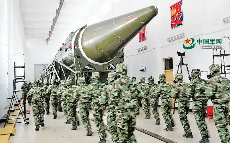 二炮某旅开展全防护条件下发射演练
