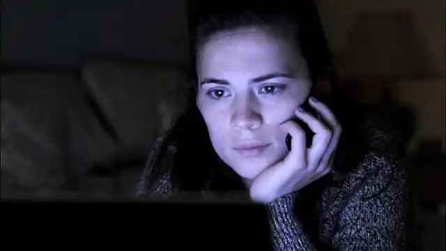 《黑镜》第二季01 男友死后,女子购买了一个ai活体机器人男友