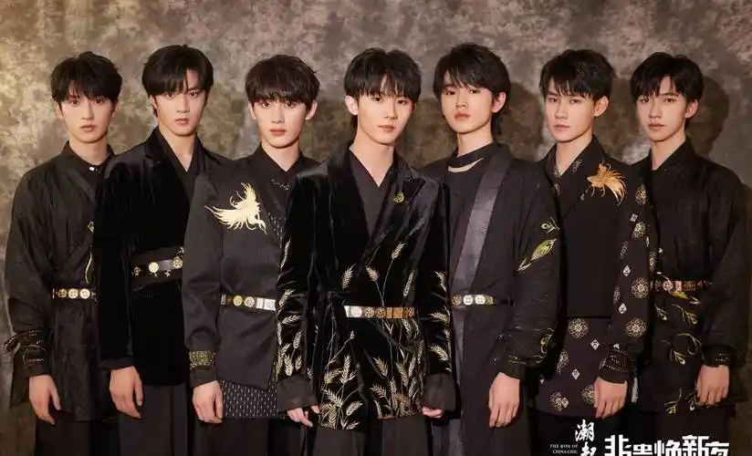 原创时代少年团亮相东方风云榜替未到场丁程鑫张真源签名团魂满满