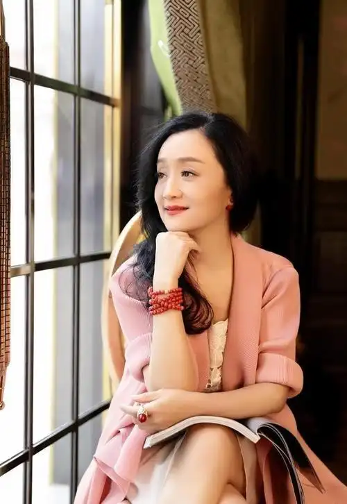 杨昆:别墅被拍卖,退休金2500,59岁无儿无女为夫还债,现怎样了