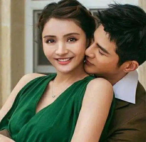 有种"直男"叫姜潮!晒老婆麦迪娜素颜照,却被满头头皮屑抢镜