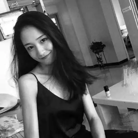 女生头像黑白伤感侧脸真实,追求漂亮对于女人来说很重要