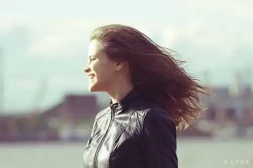 年轻_美女_飞_头发_风吹_天气_图片大全—全景创意图库(quanjing.