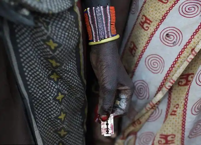 组图:揭秘肯尼亚惨无人道的少女割礼全程