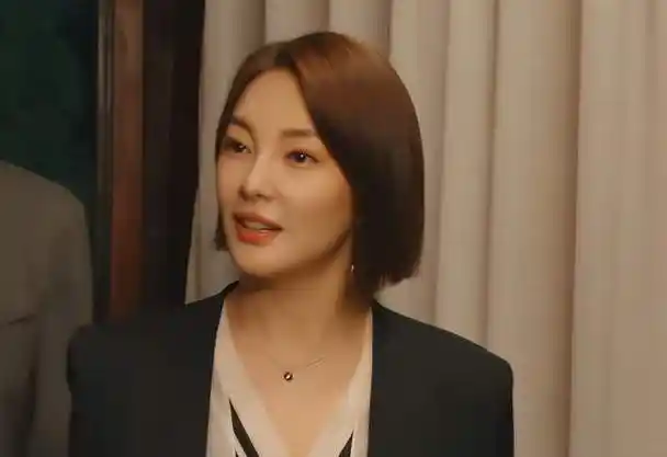 而张雨绮的短发出镜,确实美翻了,更有"参谋长"那味了,张雨绮也演出了