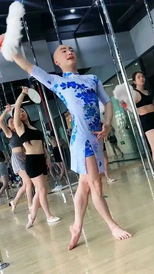 男人穿旗袍也是非常漂亮的自身必须要有气质