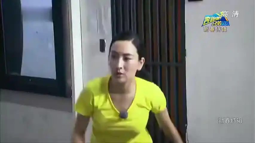 跑男:马苏找到关键线索,不料密码箱够不着,吃了身高的亏