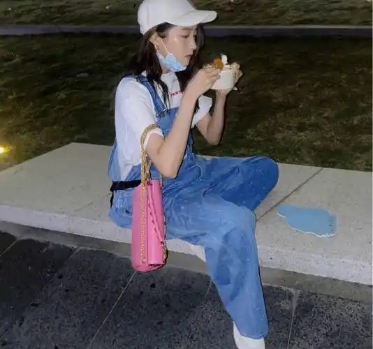 关晓彤偶遇夜市随拍 一不小心闯入709915市……_粉红泡泡_梁爽