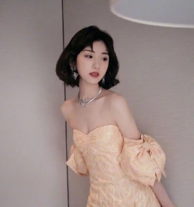 毛晓彤又细又圆的身材魅力无穷,丰满圆臀,修长苗条,这就是她完美比例