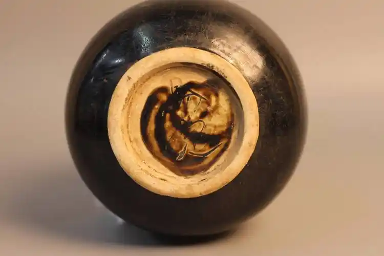 宝物藏心 武昌红巷美术馆 黑定一现即天价 宋代定窑黑釉玉壶春瓶_造型