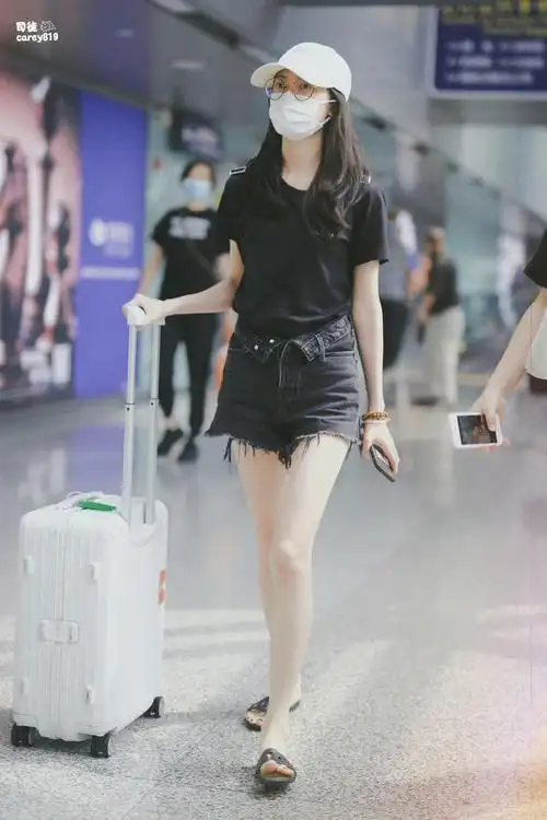 陈钰琪 机场街拍 人字拖大长腿|陈钰琪|人字拖|街拍_新浪新闻