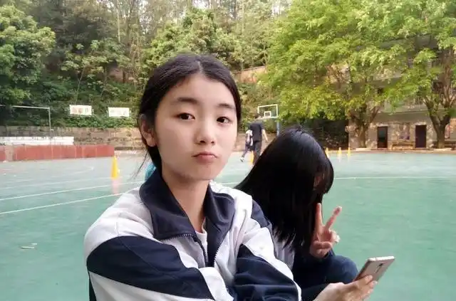 初一女孩来"例假",被男生嘲笑,美女班主任的做法令人佩服