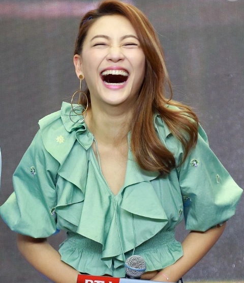 应采儿搞笑的表情包,张张经典,一般人模仿不了!