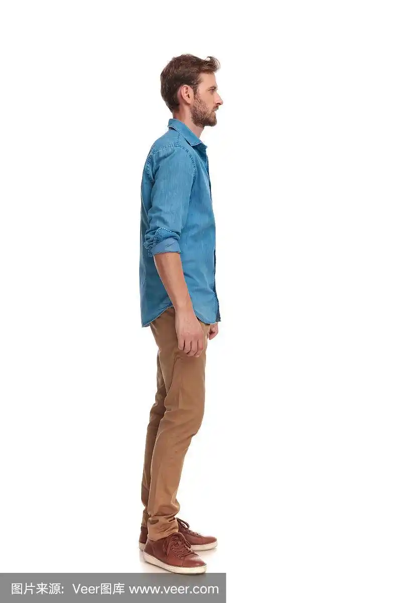 一个漫不经心的年轻人站着的侧视图