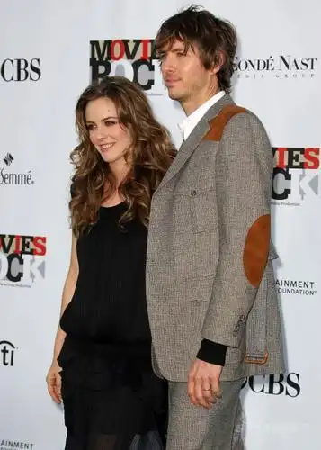 图文:艾丽西亚-西尔沃斯通和丈夫开心合影