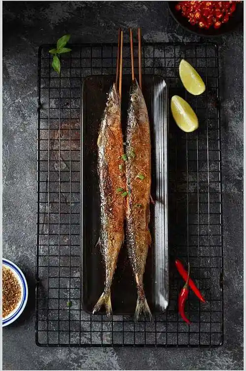 秋刀鱼烤串图片