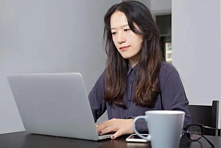 认真工作的女人