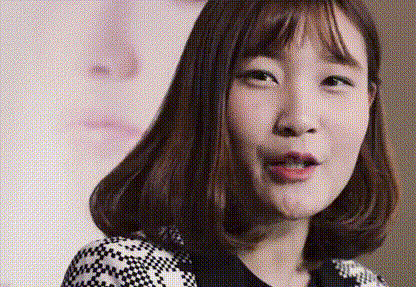 清新短发女孩微笑gif动图_动态图_表情包下载_soogif