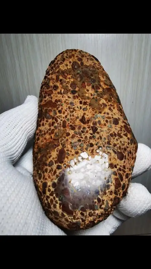 五彩球粒陨石精品,颜色漂亮!残余熔壳!