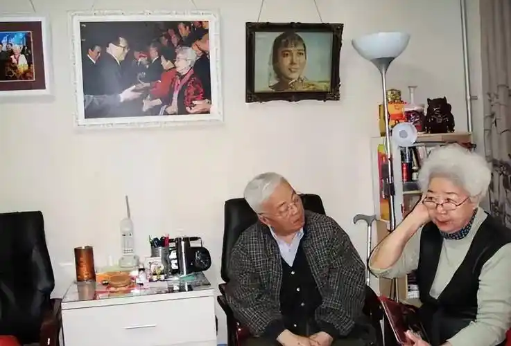 (田华和丈夫苏凡)不久后,田华的小儿子杨雪红也被查出了绝症,是肺癌