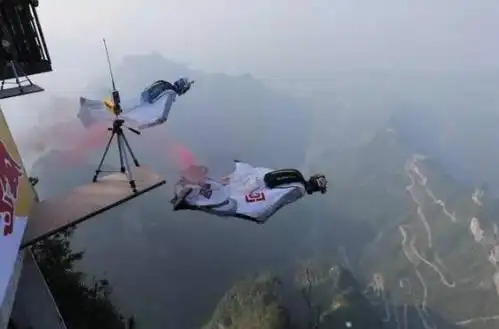张家界女翼装飞行员最后一跳画面详情画面及死亡原因曝光