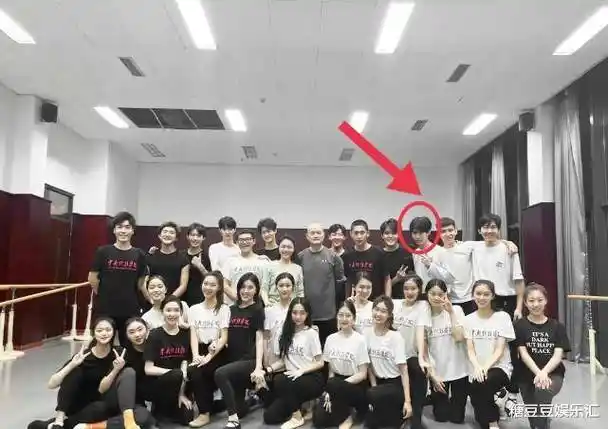 时代少年团入学照上热搜,丁程鑫素颜好低调,张真源一眼就能认出来