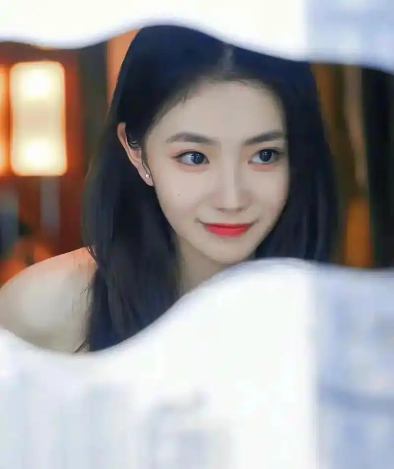 刘浩存 #金鸡奖 #图文 被张艺谋导演一眼相中的女演员,加 - 抖音