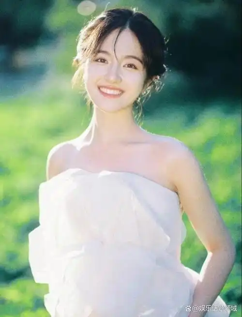 五官立体精致,明艳动人 ,笑容甜美,甚至连牙都长得特别好,琥珀瞳心形