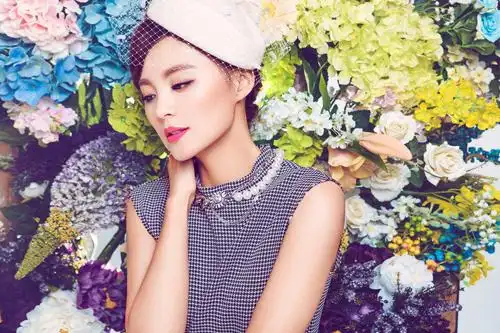 毛林林暖春大片曝光 复古造型摩登时尚