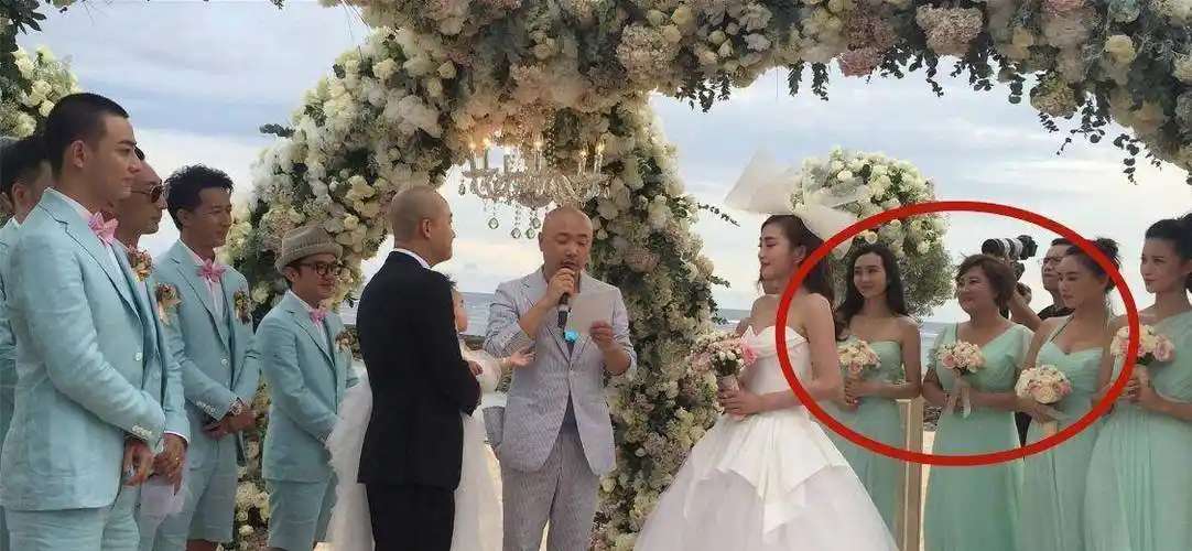 包贝尔搞出来了一个闹伴娘的事情,韩庚和杜海涛等人,拖住柳岩,并且