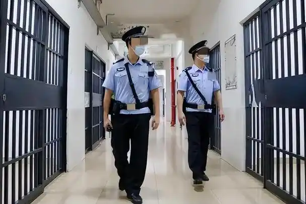 2006年福建两名重刑犯勒死狱警,用其门禁卡,大摇大摆走出监狱
