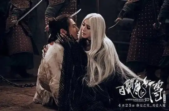 是飘渺白衣,黑色镂空面具搭配暗器九星定形针,还是红衣白发,入魔蓝眼