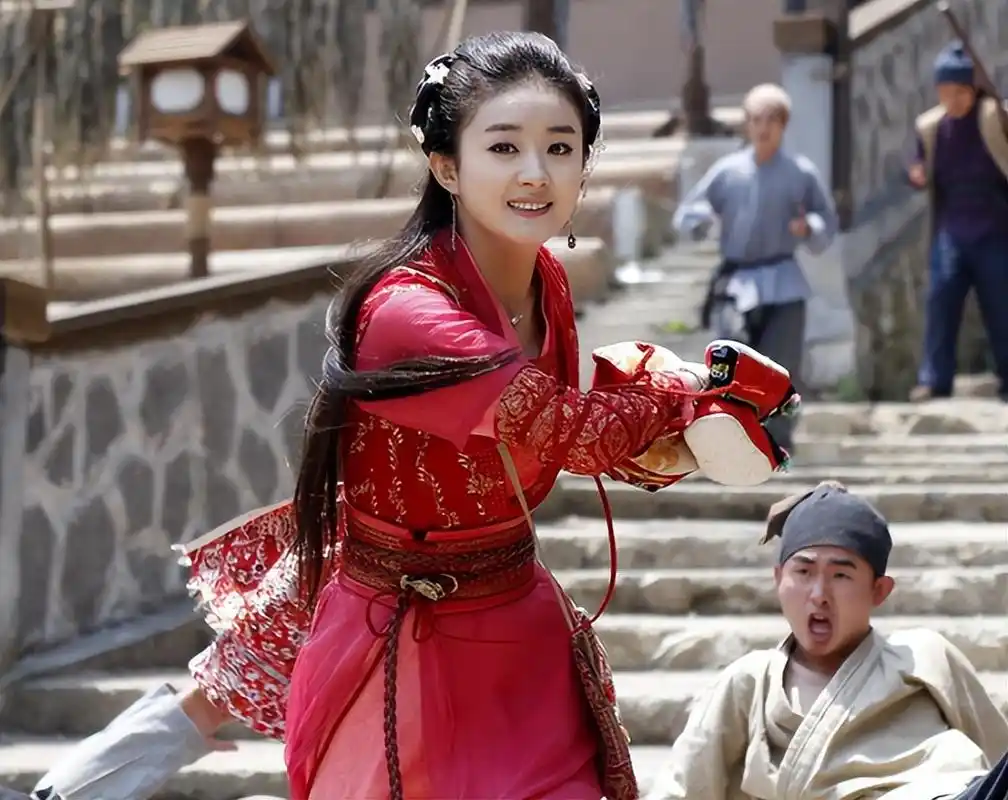 赵丽颖四个红衣古装造型,第一个灵动可爱,第三个冷酷霸气!