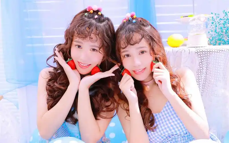 甜美双胞胎姐妹花可爱高清图片桌面壁纸