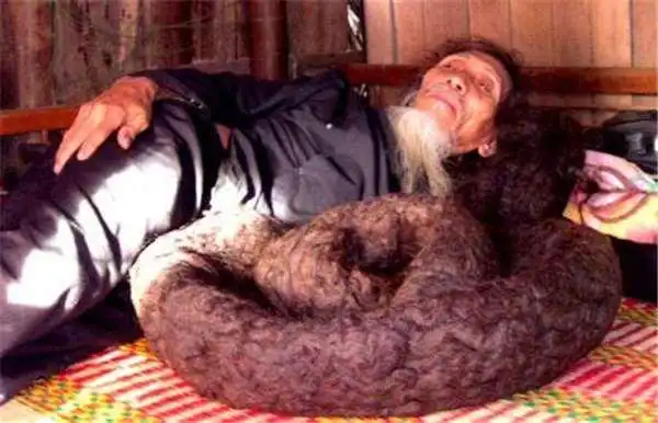 这位越南老人留了50年长发已重达10公斤!