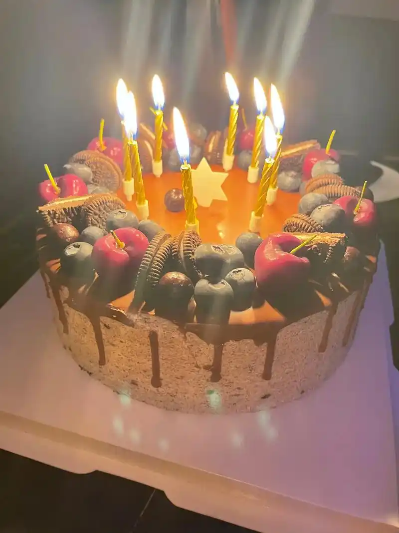 生日快乐9895 #仪式感不能少 #鲜花蛋糕 #来自大家庭 - 抖音