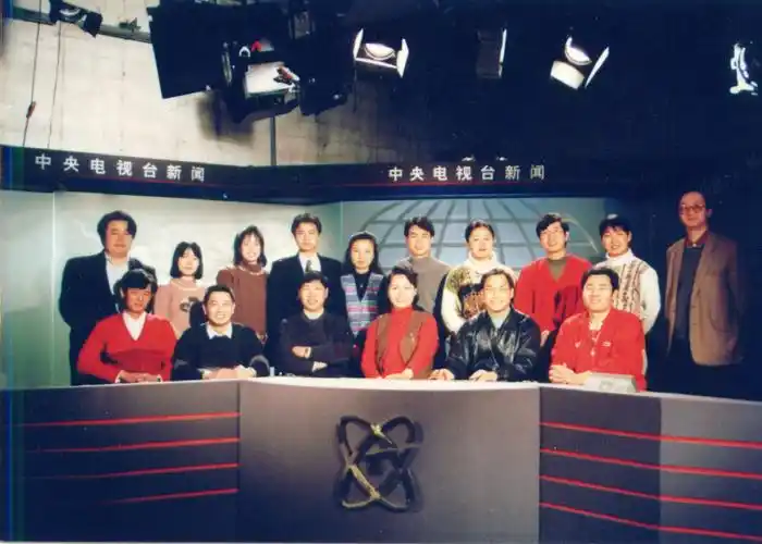 2007年11月新闻联播节目编辑和主持人在播音室留影.