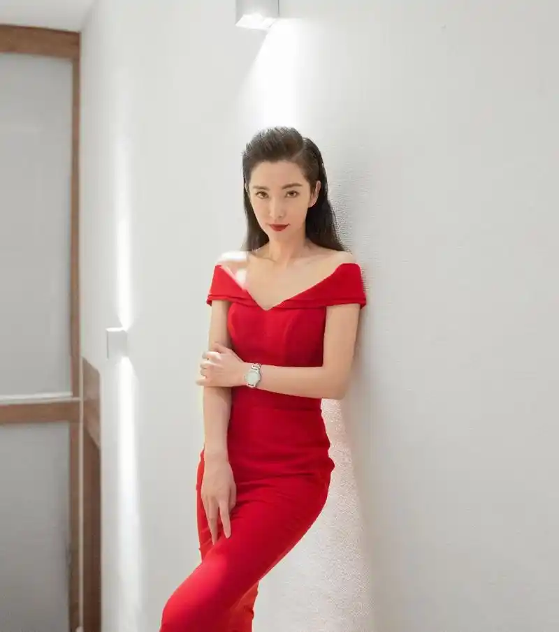 在我面前你依然只是需要我保护的小女人,没有年龄身高之分,李冰冰和